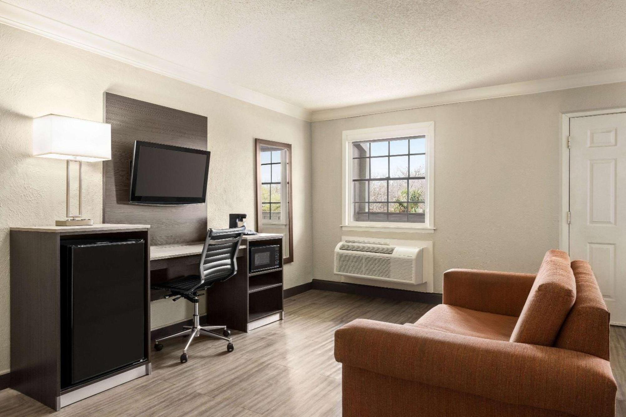 La Quinta Inn By Wyndham San Antonio Lackland Экстерьер фото