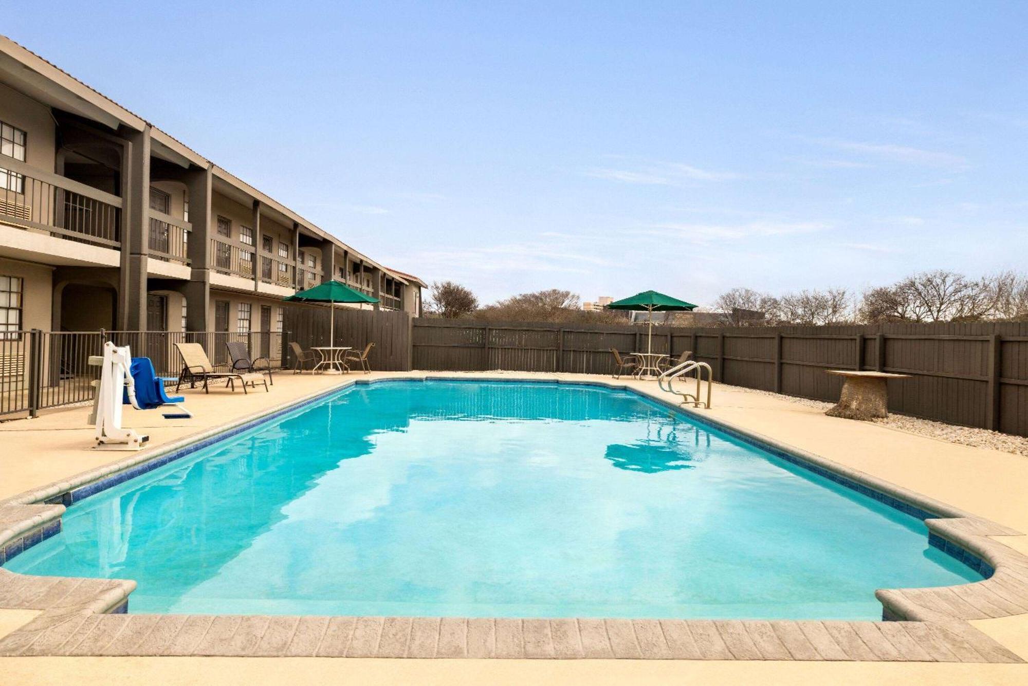 La Quinta Inn By Wyndham San Antonio Lackland Экстерьер фото